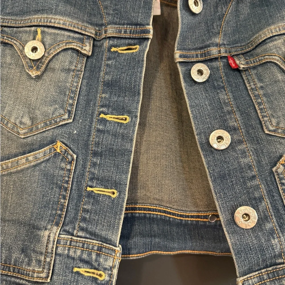 Vintage Levi's Light Blue Cropped Denim Jacket - Picture 3 of 7